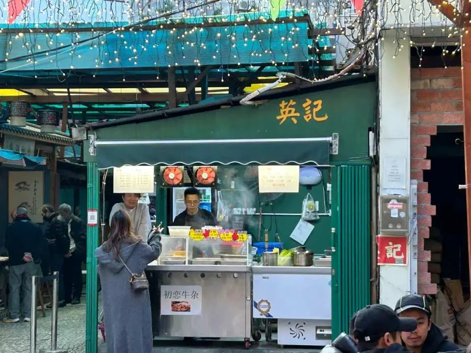復古綠色的門店裝修讓人有一種穿越時光的感覺，彷彿回到了舊時代的澳門街頭～ 吃上一口軟爛入味的牛雜，只有一個字形容，那就是“正”！