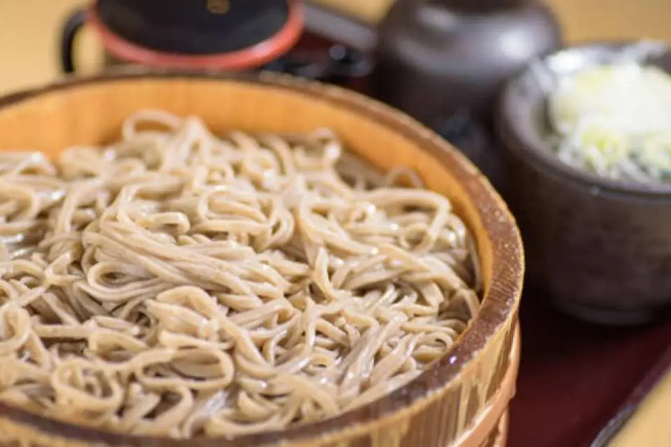นอกจากนี้ยังมีบะหมี่โซบะและบาร์บีคิวเนื้อแกะ (เจงกีสข่าน) อีกด้วย