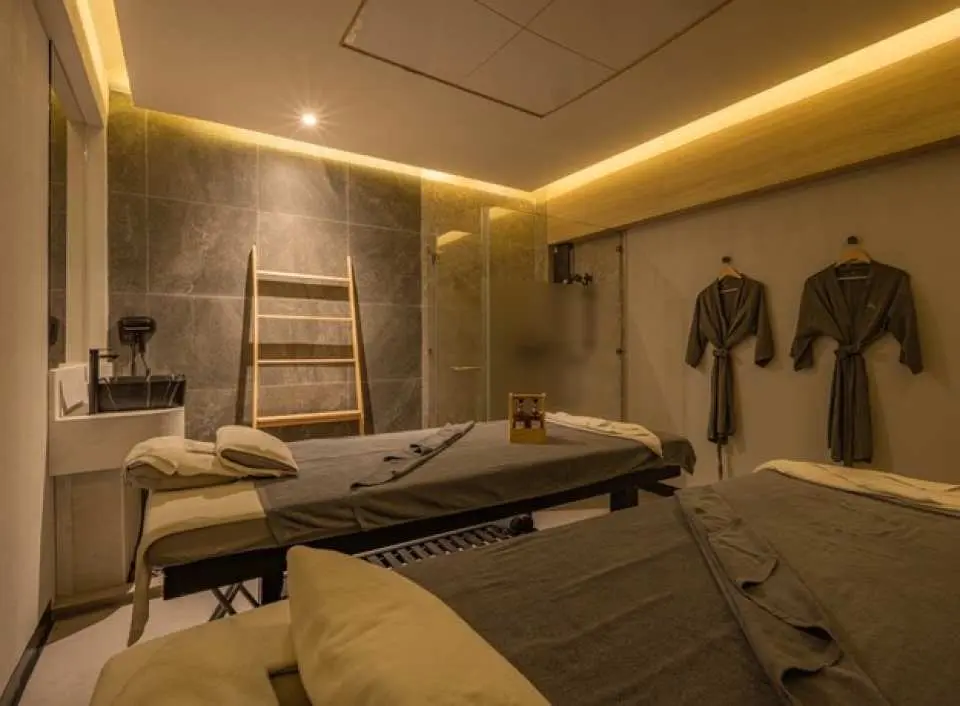 ห้องนวดคู่ที่เงียบสงบของ Pela Thai Massage ที่สยามสแควร์ กรุงเทพฯ พร้อมเตียงนวดคู่และเสื้อคลุมอาบน้ำ มอบประสบการณ์นวดแผนไทยที่ผ่อนคลายอย่างเป็นส่วนตัว