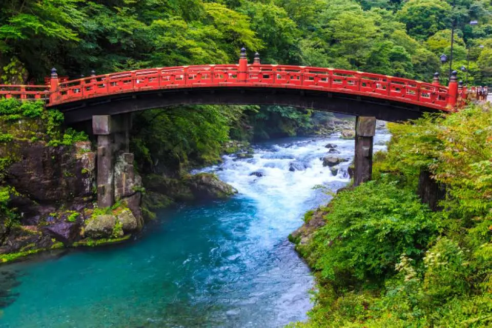 日光神桥是位于日本栃木县的一座古老石拱桥，横跨在清澈的大谷川上，风格优美，是日光地区的地标之一，也是游客欣赏自然景观和古老建筑的理想场所。