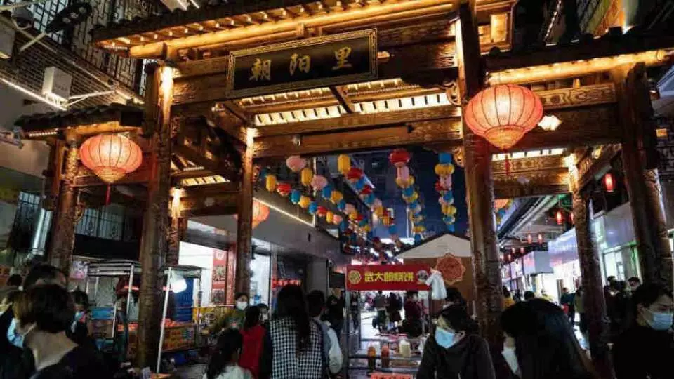 夜遊鳳城女人街美食街（當地大型繁華鬧市商圈）順盈城市廣場