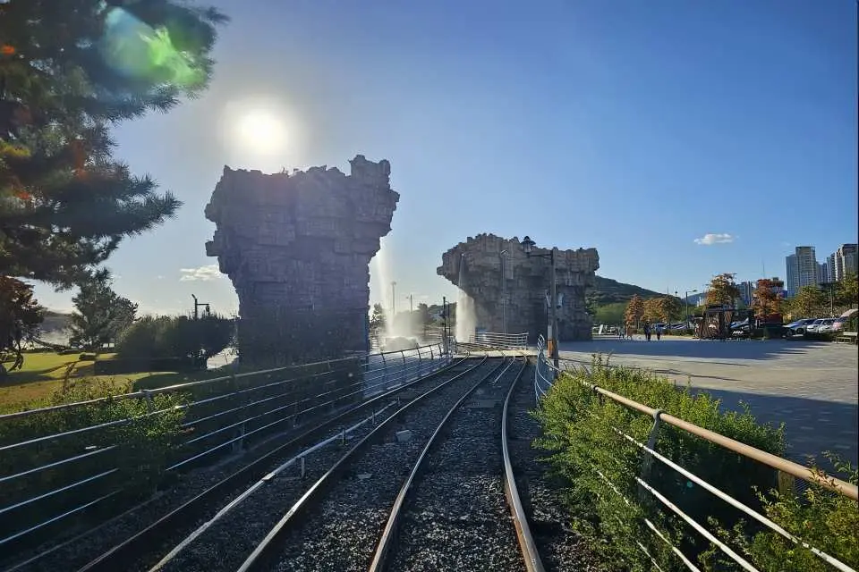 仁川永宗島海邊鐵路單車道，在陽光下沿著彎曲的鐵軌前行，欣賞月尾島到仁川大橋的壯麗西海岸風光。