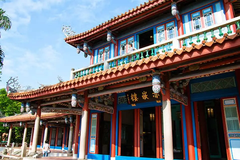 台南赤崁樓的飛簷翹角與鮮豔的紅藍建築，展現台灣傳統宮殿式建築的精緻工藝，提供沉浸式台南古蹟私人包車一日遊體驗。