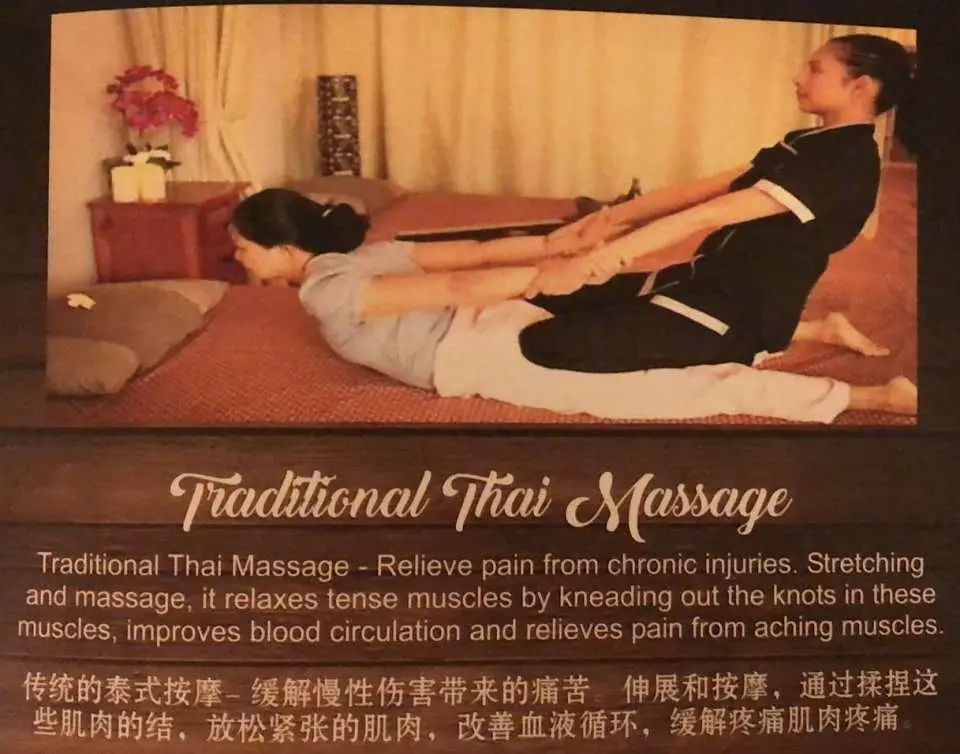 Hình ảnh quảng cáo massage Thái truyền thống tại Alam Beauty & Wellness Spa Kuala Lumpur, với liệu pháp kéo giãn thư giãn từ chuyên gia.
