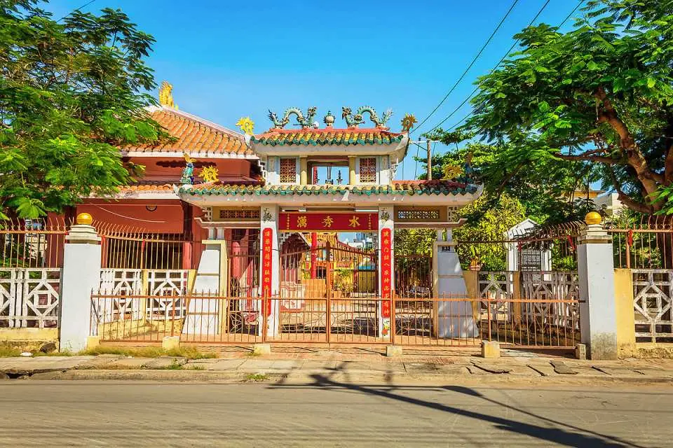 The Dinh Vạn Thủy Tú, an ancient temple dedicated to the Whale God. Here, you’ll explore unique artifacts and learn about the local fishermen’s traditions and beliefs, offering a deep insight into the cultural heritage of the area.
