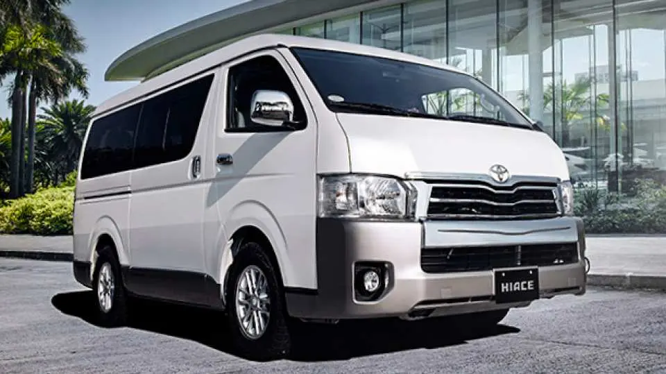 세부 단체 픽업/샌딩 차량으로 선택할 수 있는 흰색 토요타 하이에이스 밴, 넓은 공간과 편안한 승차감을 제공.