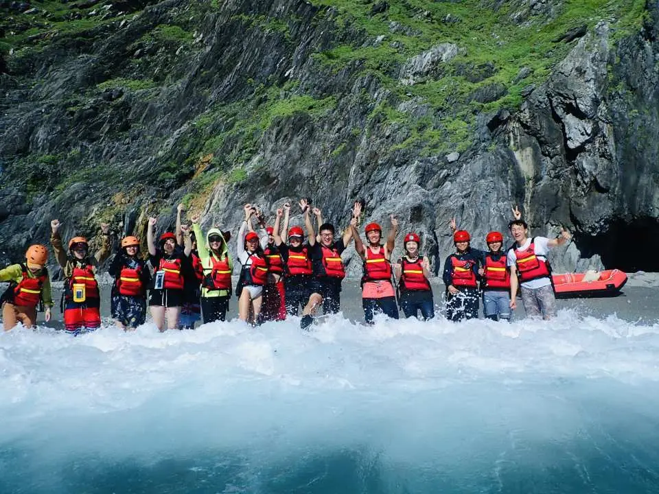 教練協助獨木舟下水，讓學員練習