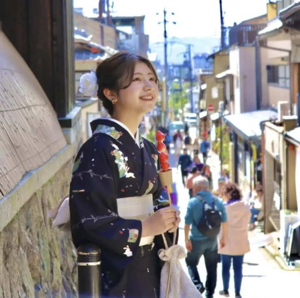 귀여운 것부터 레트로 모던, 레이스까지 다양한 종류의 기모노와 유카타를 제공합니다. 기모노(유카타)를 입고 산책을 즐겨보세요!