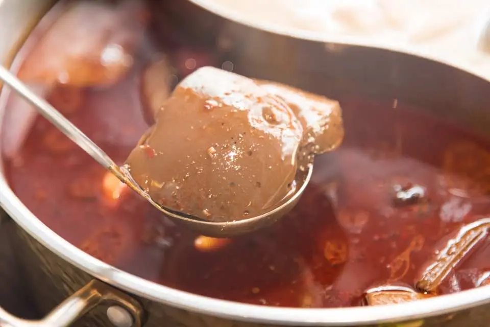 The fragrant and spicy soup goes smoothly into the throat. There is also tender and delicious duck blood in the soup. Foodies must try it.