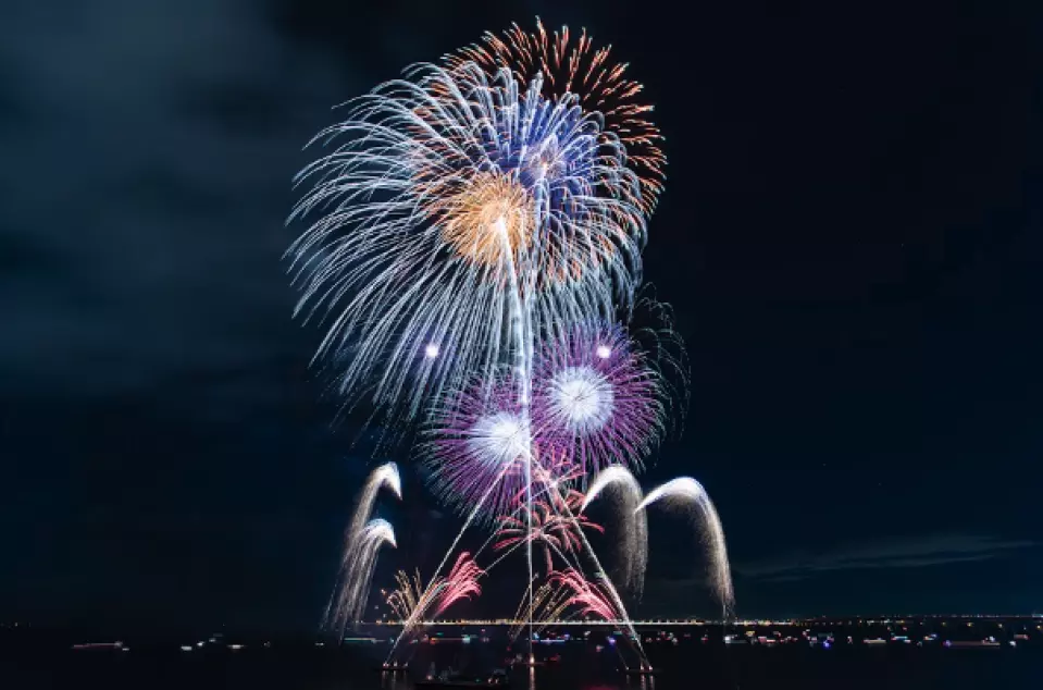 Enjoy up-close views of the fireworks from the water on a specially chartered cruiser in Osaka Bay.