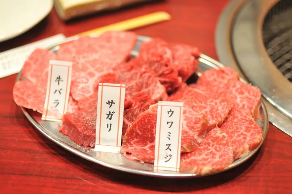 Just a minute's walk from Yakiniku Bien! Beef and horumon specialty shop [Suminchu]! The basic products remain the same, but this horumon specialty shop offers a wide variety of horumon. The specialty meat platter [Shibaura platter] is a limited edition product that features three types of red meat (three servings).