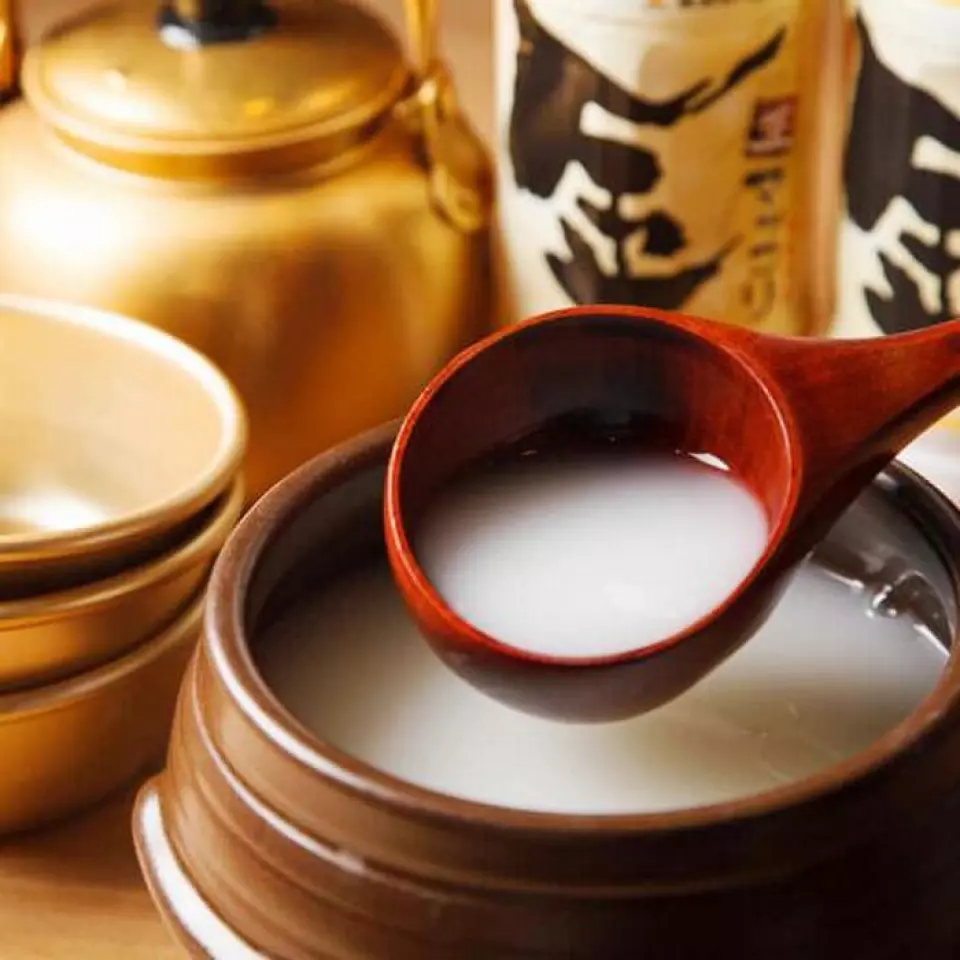 When we drink makgeolli while eating yakiniku, we can't stop! We were supposed to just have one glass, but we ordered a whole jar! As we continued tasting, we realized how many jars we had! (〃艸〃)Mufufu