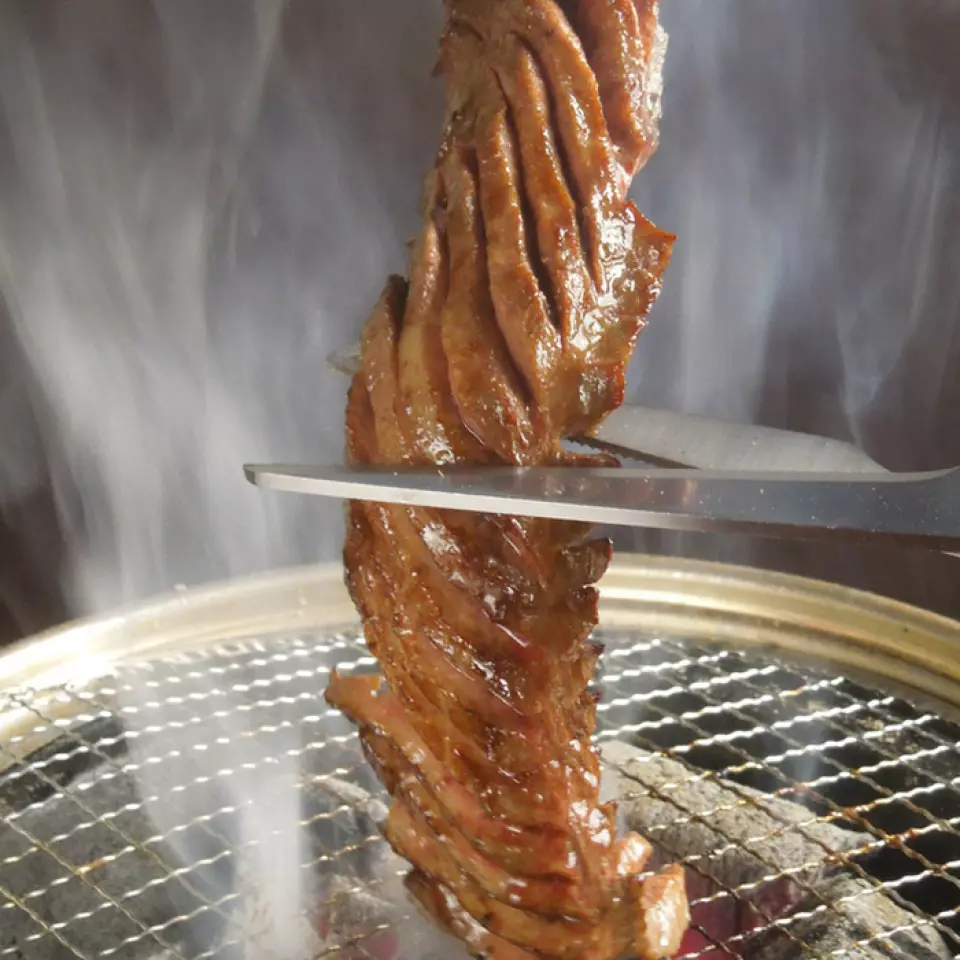 Thickly cut tongue! It's delicious. It's our most popular menu item. Once you try it, you'll be hooked! We also recommend the high-quality dragon cut ribs.