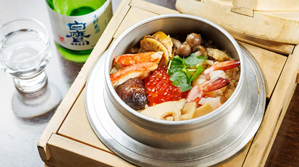 最初的釜饭开创了一次性锅煮饭的方式，自 1924 年餐厅创业以来一直提供同样的口味。下单后，采用传统方法慢慢烹制约20分钟，并装在定制的容器中。使用的大米主要是越光米，并混合了当季精选品牌。采用当季的山珍海味来煮饭，让食材的美味浓缩在每一粒米里。享用我们美味的釜饭，包括经典混合菜肴和时令菜肴。