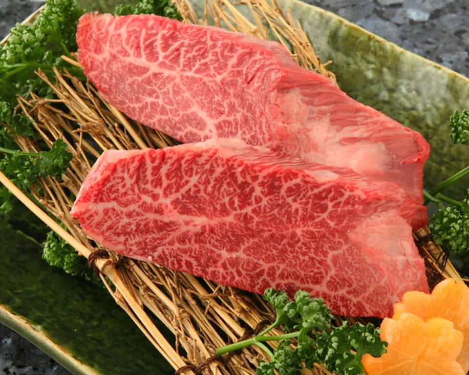 Maezawa Beef has won numerous awards, including the Grand Champion Beef Award. We offer the best tasting meat in Japan with the cost-effectiveness and freshness that comes from purchasing the whole cow directly from a contracted farm.