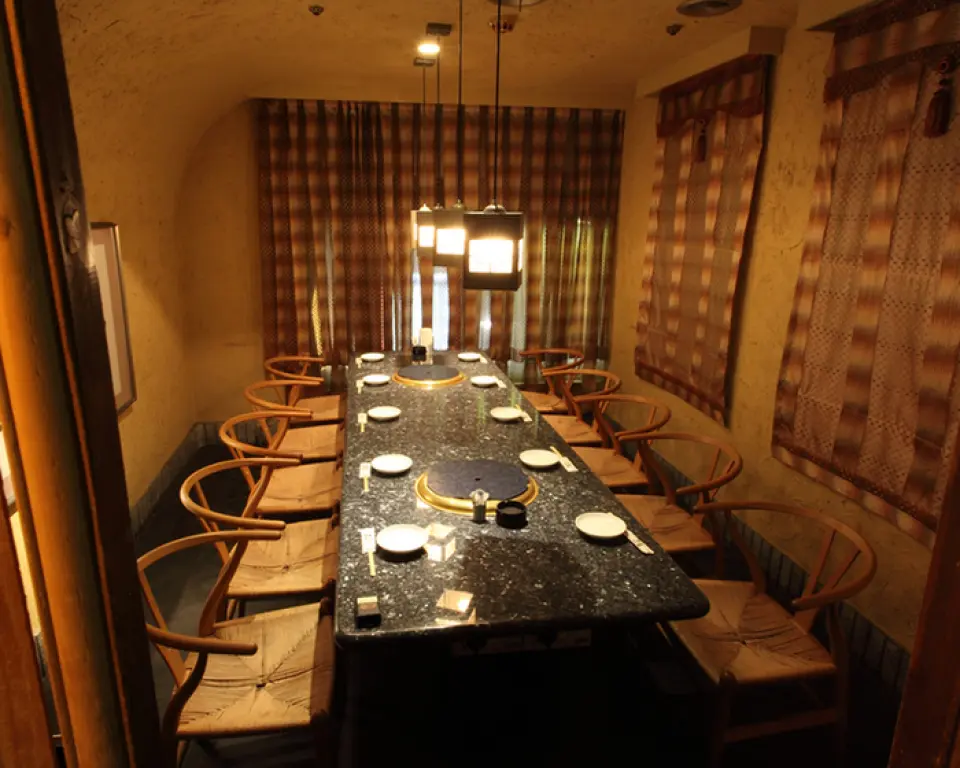 The seats are separated by folding screens and curtains, so even small groups can use it as if it were a private room. We also have two completely private rooms that can accommodate up to 10 people. The restaurant is spacious and has a full view of every corner, making it suitable for a variety of occasions, such as parties and meetings for up to 100 people.