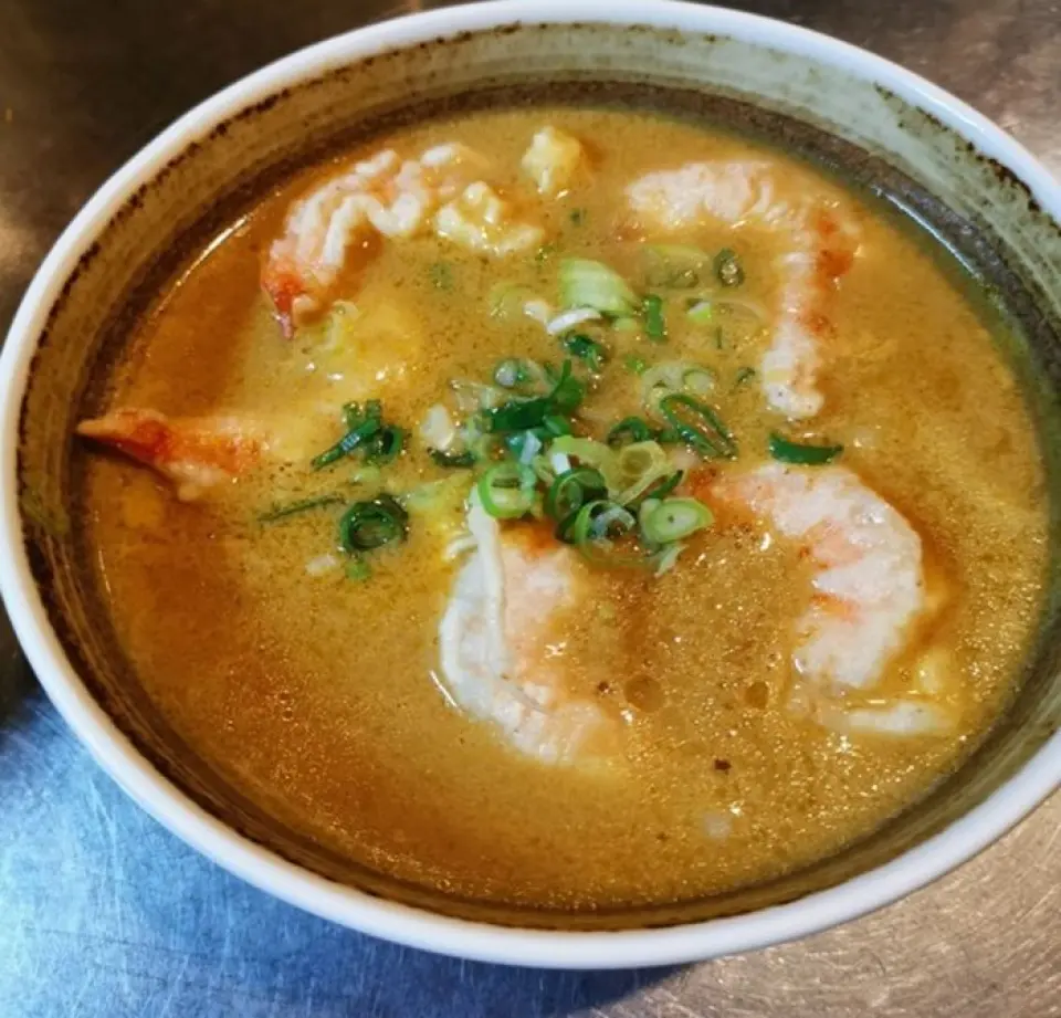 The most popular menu item at our restaurant is the "Shrimp Tempura Curry Udon." We use Miyazaki soy sauce in the soup to recreate the taste of Kyushu. The chewy thin noodles go perfectly with the creamy, Western-style curry soup with a strong dashi stock. We do not prepare the noodles in advance, but serve five shrimp tempura on top, which are fried after receiving an order. The plump shrimp wrapped in a soft batter are exquisite! We also recommend the "Oyster Miso Udon," which was featured on a certain TV program. Please choose according to your preference.