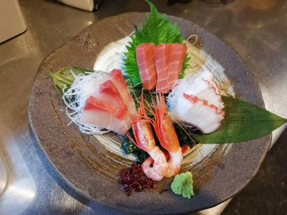 Takeya's omakase course has three options to choose from depending on your budget. You can enjoy a wide range of our flavors, including seasonal dishes, grilled and fried dishes, and half-sized udon noodles for the final course. You can also add two hours of all-you-can-drink for an additional 1,500 yen. We have a wide lineup of drinks, from draft beer, which is essential for a toast, to sake and shochu that go well with the food, to the classic chuhai and highballs. Reservations can be made for groups of four or more, so please use it for casual drinking parties or year-end and New Year's parties.