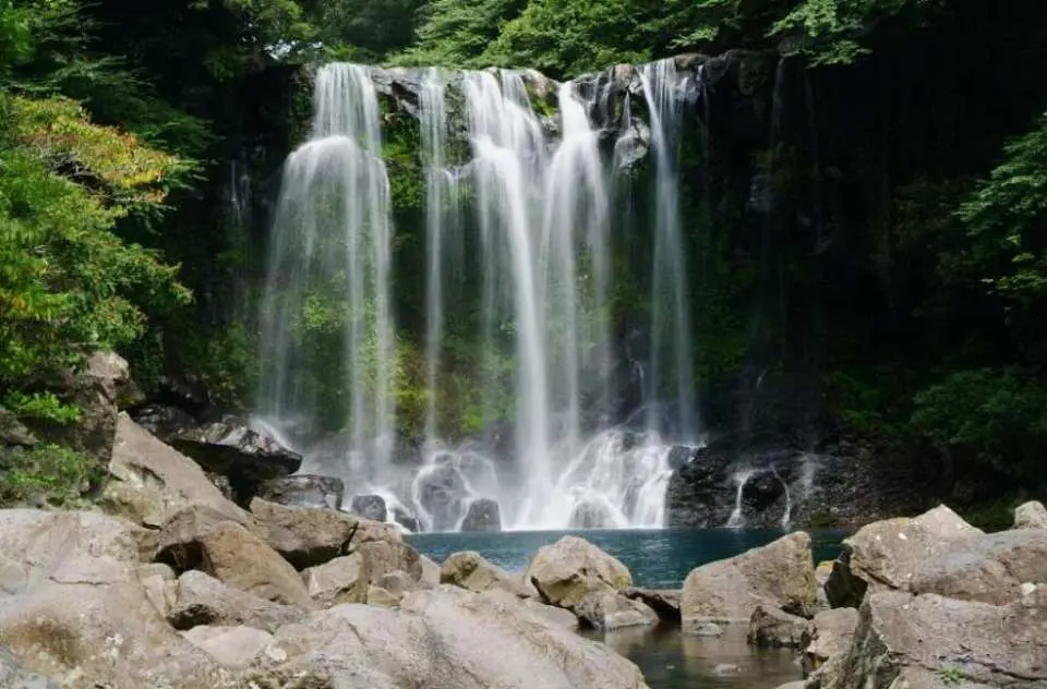 Thác Cheonjeyeon - 1 trong 10 điểm đến thu hút tại Jeju