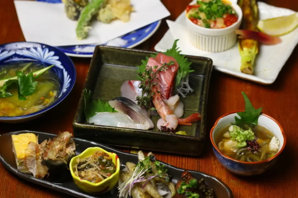 At our restaurant, you can enjoy authentic Japanese cuisine that incorporates seasonal ingredients. Each dish is carefully prepared by a professional chef, and is visually beautiful, with exquisite flavors that bring out the natural flavors of the ingredients. You can feel their dedication in every aspect, from appetizers to desserts. Also, as the ingredients we purchase change with the seasons, the menu also changes to match them. Please feel free to enjoy authentic Japanese cuisine, from traditional Japanese cuisine to creative Japanese cuisine with a twist.