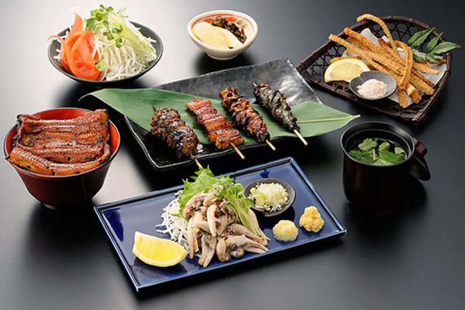 We have a wide selection of dishes prepared using carefully selected eel, including the classic unagi (white-grilled eel), skewers made with eel bones, and more.