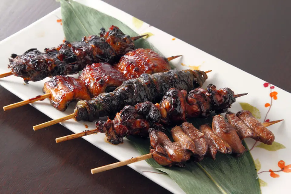At our restaurant, we use the "head" that is left over after filleting the eel to serve our eel skewers. Each part of the eel is rich in nutrients. For example, the head is rich in calcium, the fins are rich in a protein called pectin, and the liver is rich in vitamin A. They are also perfect as a snack while you wait for the eel to be grilled.