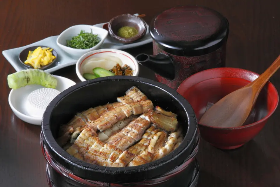 Salt brings out 100% of the natural flavor of the eel. The fresher the eel, the tastier it is when grilled with a splash of salt. It took five years of tireless effort and pursuit to create the one-of-a-kind flavor of "Shio Hitsumabushi." Our secret "Shio Sauce" made with Umino Moshio, which is rich in minerals from Hondawara seaweed, is truly our treasure. Please enjoy the supreme taste of the three flavors combined together: "Rice," "Shio Sauce," and "Salted Kabayaki."