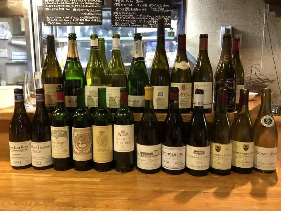 我们每天提供多种葡萄酒。由于我们的产品阵容丰富，您还可以尝试一杯葡萄酒进行比较。请尝试找到您自己最喜欢的葡萄酒。