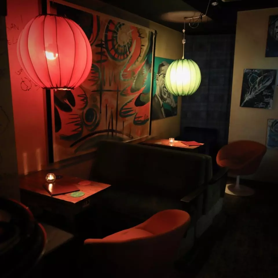 The wooden interior is a bit quiet, unlike anything you'd expect in Shibuya. Enjoy a warm and romantic time gazing at the flickering candlelight in the dim light.