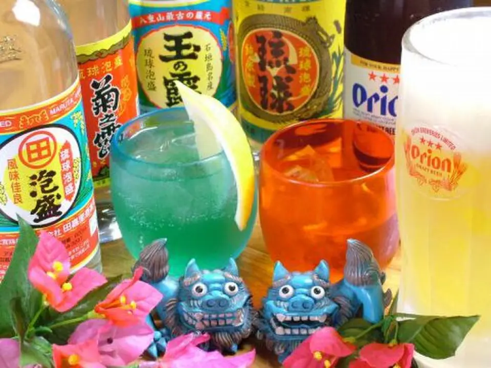 Chúng tôi có hơn 67 loại awamori có sẵn tại cửa hàng của chúng tôi! Chúng tôi có đầy đủ dòng sản phẩm rượu sake từ tất cả 47 nhà máy bia ở tỉnh Okinawa ◎Chúng tôi có mọi thứ từ rượu sake lâu năm đến rượu awamori quý hiếm, vì vậy vui lòng thử nhiều loại khác nhau. Tại cửa hàng, chúng tôi phục vụ awamori trong ly Ryukyu, đặc trưng bởi màu sắc tươi sáng. Chúng tôi cũng có các đồ uống khác mà ngay cả những người không thích awamori cũng có thể thưởng thức, chẳng hạn như Orion Nama, Sour, Cocktail và Plum Wine.