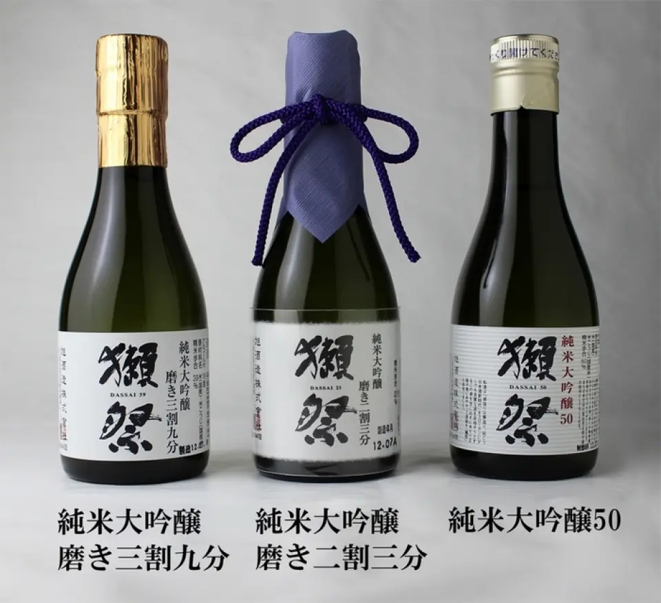 我们备有鸠正宗、田中六乡、国龙、八海山、达赛等多种清酒。从在餐厅很难买到的稀有难喝的日本酒到店主精心挑选的日本酒，我们一直备有来自全国各地的20多种当地酒。您还可以享用各种其他酒精饮料，包括红葡萄酒、白葡萄酒、香槟和烧酒。何不一边品尝新鲜的鱼，一边品尝与鱼相配的饮品呢？