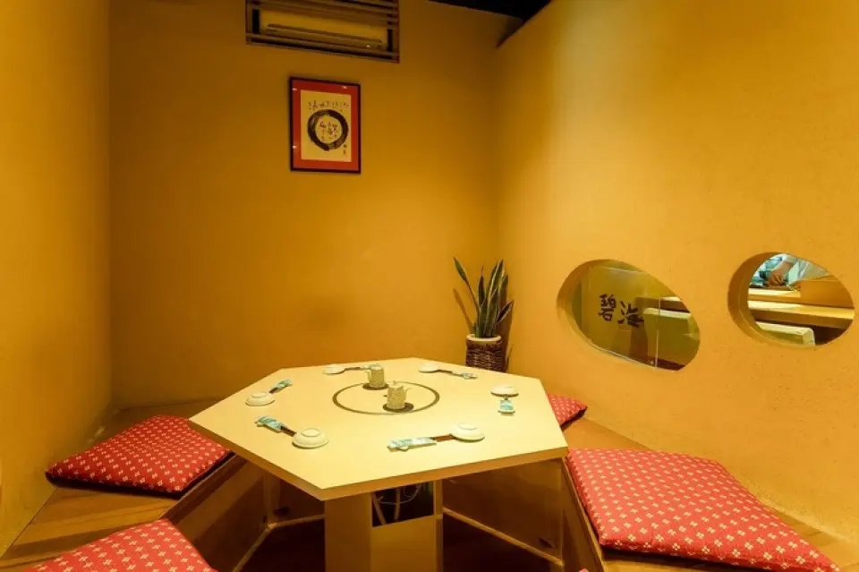 打开门，您会发现店内有一个令人印象深刻的柜台。吧台座位是体验店主精湛手艺的好地方。一个人可以悠闲地享用日本料理和日本酒。我们还有一间带有六角形日式榻榻米房间的私人房间，非常适合娱乐和特殊场合。无论什么场合，例如下班后或特殊的日子，您都可以享受它。