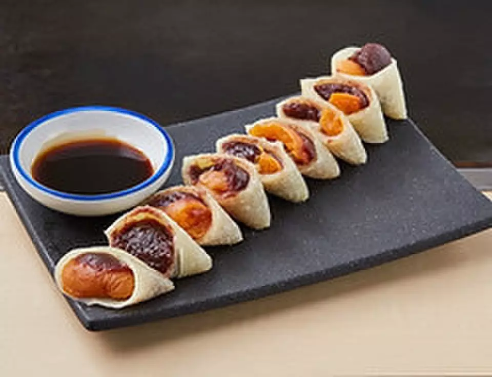 ``Bánh cuốn hỗn hợp'' là một kiệt tác kết hợp giữa mơ với ``cuộn nhân đậu đỏ'' cổ điển, được làm bằng cách nướng bột okonomiyaki thành hình bánh crepe trên một tấm sắt nóng. Bạn có thể thưởng thức nó như thể nó là một món ngọt, và thậm chí sau khi bạn đã ăn no nê monjayaki và okonomiyaki, nó vẫn ngon đến mức bạn sẽ muốn gọi món khác. Nhân viên sẽ chuẩn bị đồ ăn ngay trước mặt bạn, vì vậy bạn có thể thưởng thức nó bằng mắt và lưỡi như cảm nhận trực tiếp.