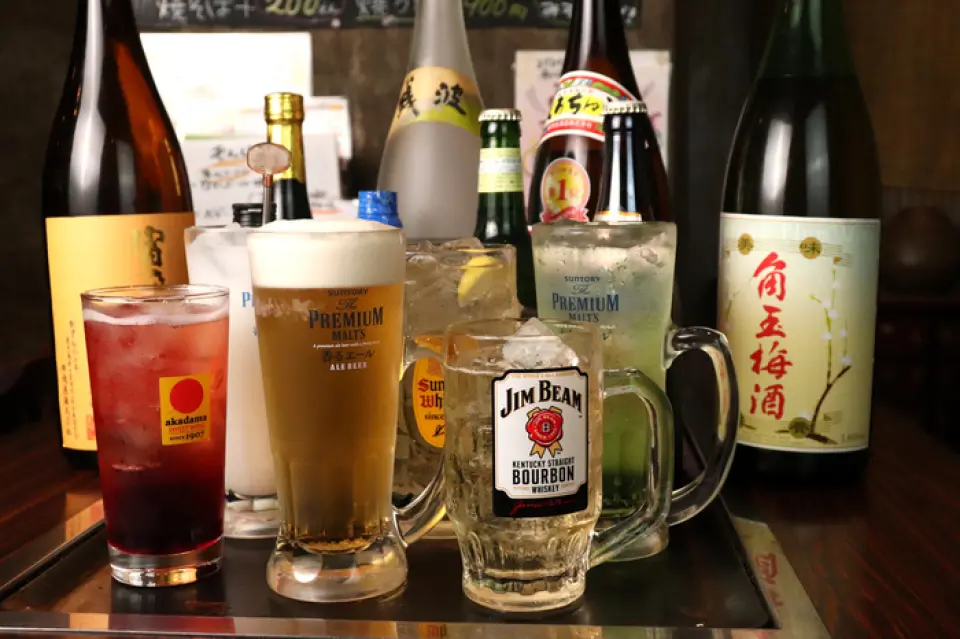 为您的用餐增添活力的必备饮品！本店备有多种啤酒可供选择，您可以根据自己的心情和口味享用。例如，我们提供“高级麦芽”和“麒麟一番绞”等标准生啤酒！另外还有“超级碳酸卡库高球”380日元，这是一款让人无法抗拒的冰冷高压碳酸苏打水。◎喜欢水果味的人，我们还推荐“自家榨鲜西柚” ！请趁此机会下单吧◎