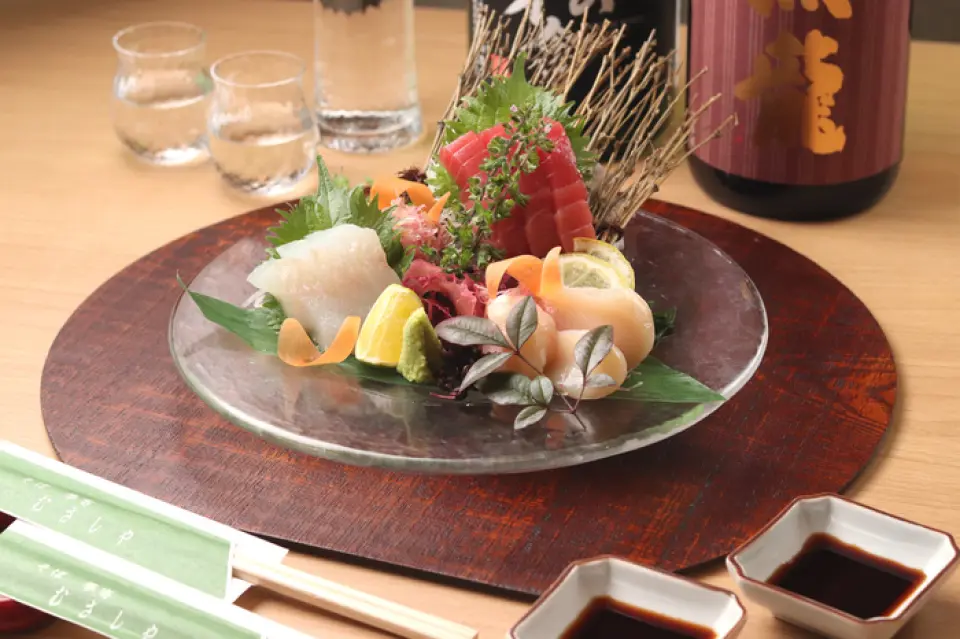 Trước khi thưởng thức soba, hãy thưởng thức một chút rượu sake và tsumemi. Hãy nhớ thưởng thức món ``soba-mae'' của người sành ăn tại ``Kiyori Musashiya''. Ngoài các món ăn chỉ có một lần như [Ita Wasa] và [Đậu phụ Miso-zuke], còn có một loạt các món ăn độc đáo của nhà hàng soba, chẳng hạn như salad, sashimi và các món nướng. Trong số đó, chúng tôi khuyên dùng [Món ăn theo mùa] được chế biến từ nguyên liệu theo mùa. Hãy thưởng thức các món ăn được lựa chọn cẩn thận của chúng tôi, cô đọng hương vị theo mùa như hải sản và rau củ vào một món ăn cùng với rượu.