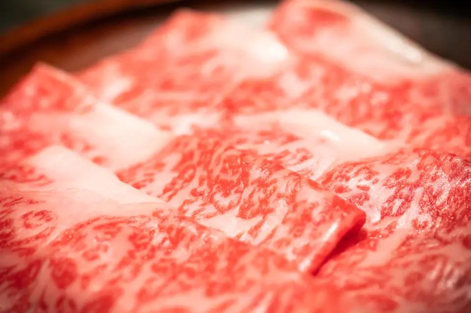 請與“涮鍋”或“壽喜燒”一起享用美味的肉。在【不倒翁】，我們從東北到九州採購各種A5等級的肉。我們為顧客提供當天最好的食物，無論地區如何，其新鮮度每天都在變化。用你喜歡的方式盡情享受吧。我們還有“本月特色菜”和每月菜單。搭配肉類的生魚片和油炸食品種類豐富，請一起享用。