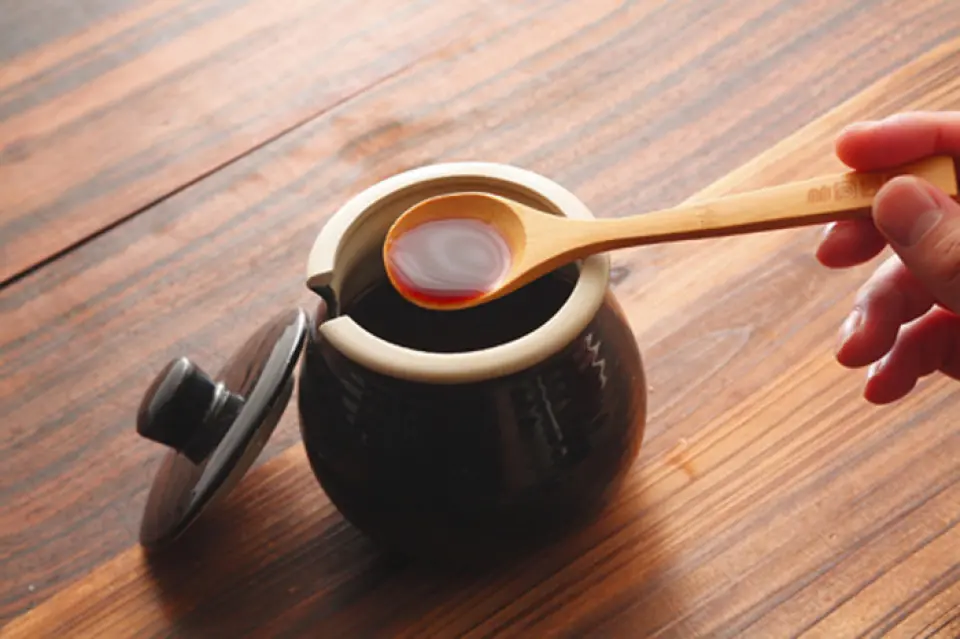 Vai phụ của Genshin Torafugu là Motteponzu. Vì vậy, ngoài nước tương nền, chúng tôi rất đặc biệt quan tâm đến yuzu và cam quýt giấm, đồng thời chúng tôi bí mật ủ giấm cam quýt từ các khu vực sản xuất nổi tiếng của Thị trấn Kamiyama và Làng Sanagawachi ở tỉnh Tokushima, cũng như yuzu từ Làng Kito, Naka Thị trấn, tỉnh Tokushima, trong phòng thí nghiệm của chúng tôi. Vật phẩm tôi chọn là “Genpin/Higenpin Kotobuki.” Chúng tôi sử dụng gạo, trứng và muối được lựa chọn cẩn thận từ khắp nơi trên đất nước để nấu cháo.
