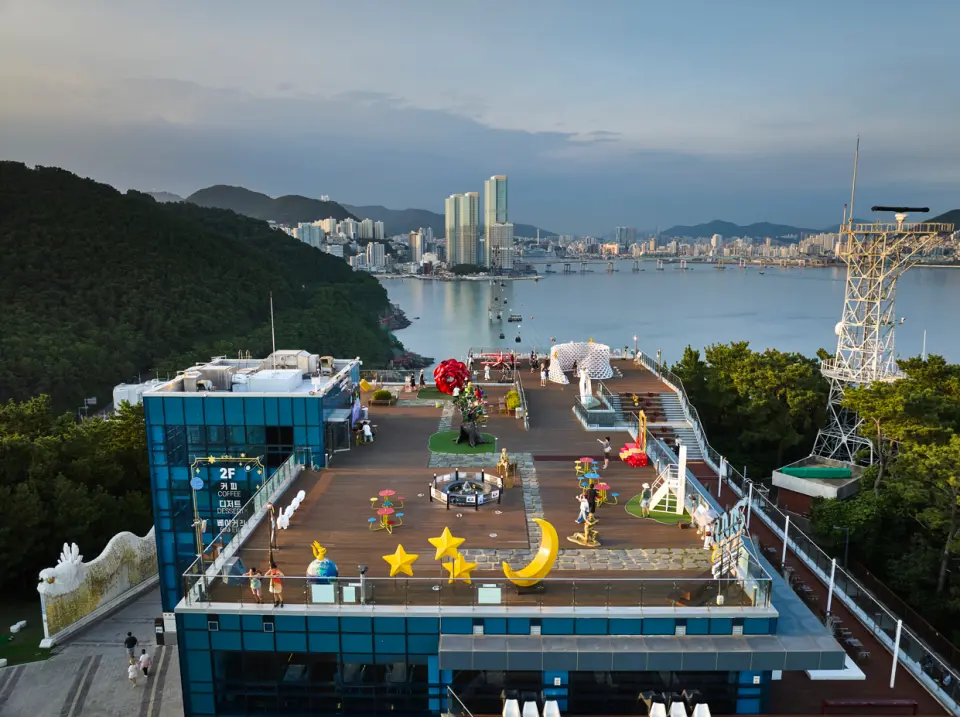 透過會發出聲響並活動的巨大恐龍「恐龍冒險」、韓國國內首座纜車博物館「松島多貝爾邁爾世界」，以及亞洲首創的空中鞦韆「VR Sky Swing」等多樣化的體驗設施與主題設施，作為觀光型纜車，為旅客帶來最極致的歡樂體驗。