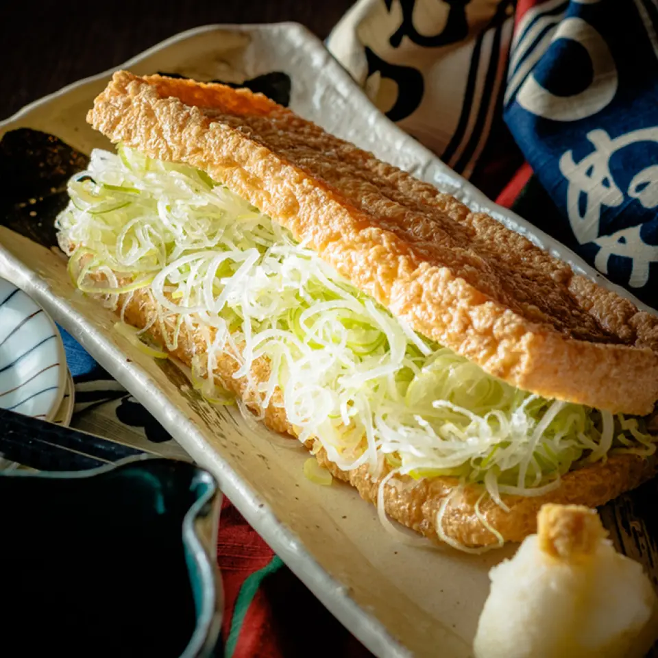 Our proud "jumbo fried tofu" is a satisfying dish measuring about 20cm in length. We serve a generous amount of ingredients sandwiched between large fried tofu from Tochio, Niigata Prefecture. The ingredients are 4 types: green onion, green onion natto, green onion miso, and all-inclusive. Enjoy the crispy texture and plump, soft, juicy taste. We also have a wide variety of menu items, such as "braised pork" with a secret sauce and "tonight's recommendation," so please come and enjoy your time at our restaurant.