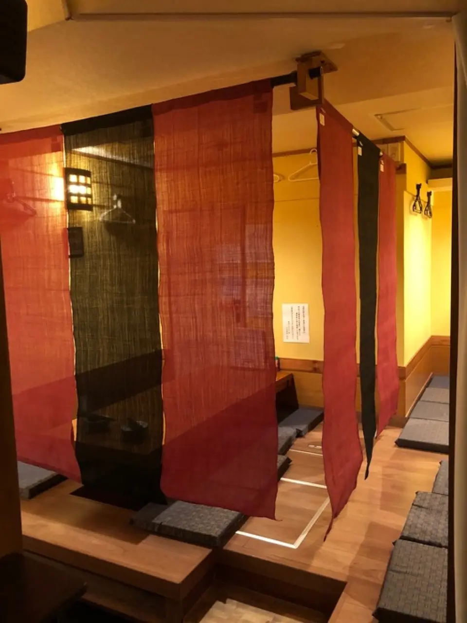 The tatami seating is sunken kotatsu style so your feet won't get tired! The tatami seating consists of 8 seats, 6 seats, and 6 seats, and can accommodate up to 20 people! Each seat has a partition, so you can rest assured!