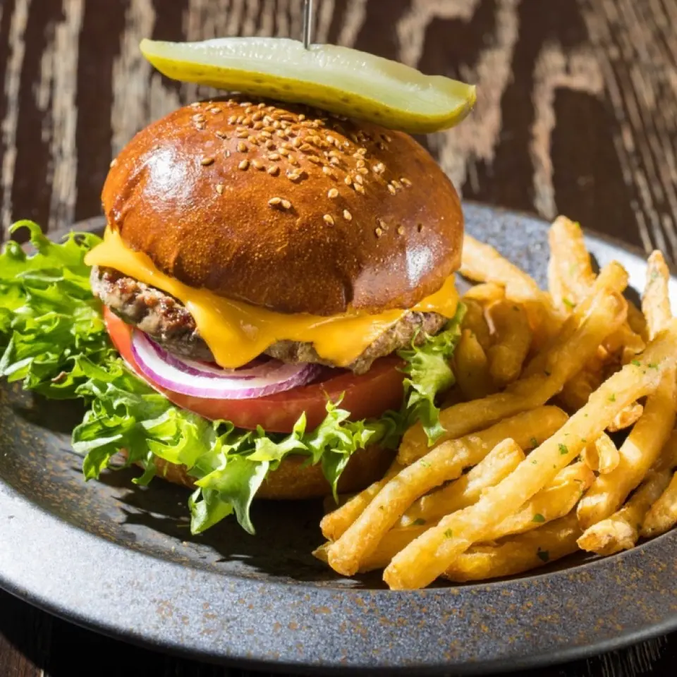 An American hamburger that boasts a juicy patty full of meat juice! It goes great with crispy fries, and you can add toppings of your choice, such as lettuce, tomato, cheddar cheese, bacon, and avocado! Come to this stylish Italian bar in Shinagawa!