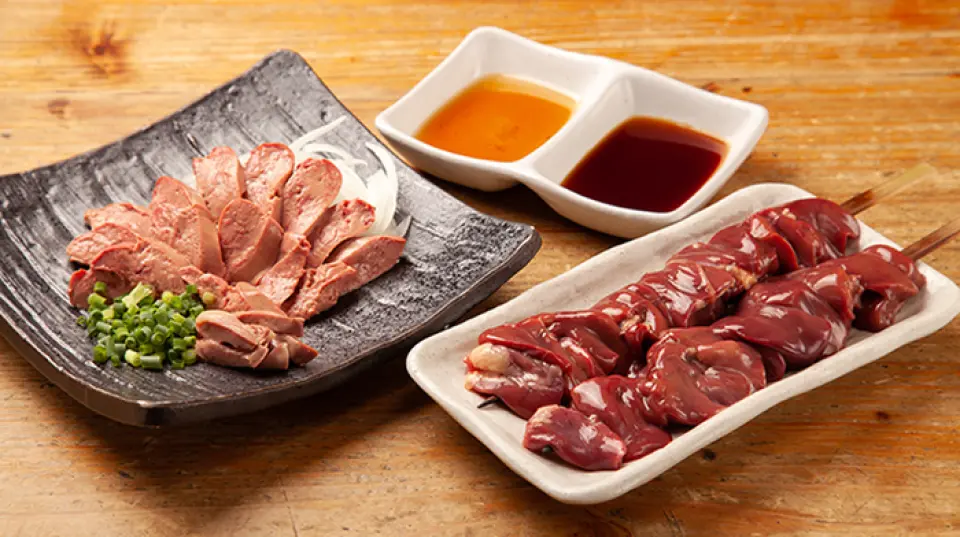 Điểm nổi bật bao gồm `` Gan trắng tối thượng '' có kết cấu tương tự gan ngỗng, `` Gan trắng xiên lớn '' được nướng với nước sốt bí mật và `` Đùi gà Miyazaki '' có một kết cấu đàn hồi và hương vị phong phú. Đây là món ăn đặc biệt mà chúng tôi tự hào, được chế biến từ những nguyên liệu cao cấp. Ngoài ra, hãy nhớ thử món ``Dashimaki Tamago'' và ``Dashi Chazuke'', được làm từ súp udon làm từ 3 loại tảo bẹ và cá ngừ được lựa chọn cẩn thận. Đừng bỏ lỡ ``Được đề xuất Menu'' kết hợp hương vị theo mùa!