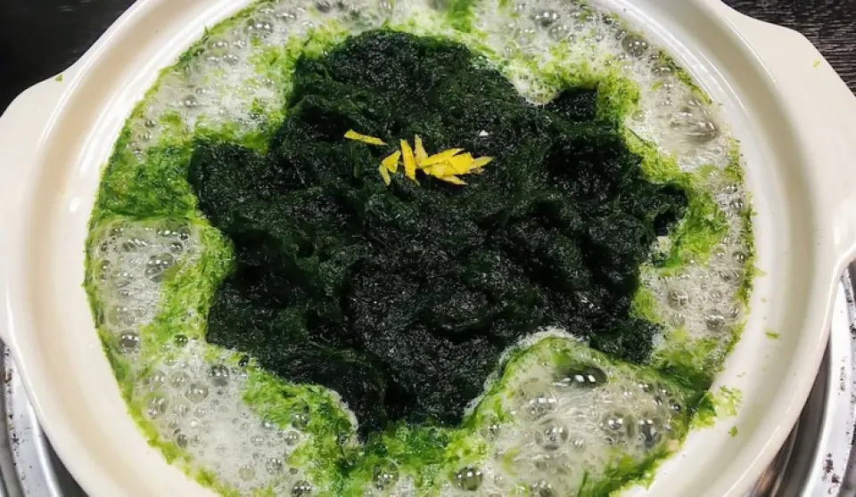 This luxurious, aromatic hotpot dish features oysters, milt, and other seafood covered in raw nori seaweed. This seasonal menu is only available from November to March.