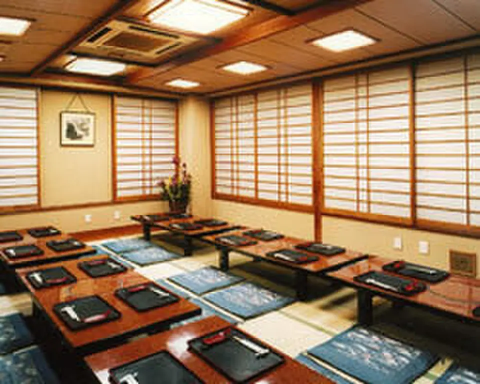 On the second floor, we can hold banquets for large groups (up to about 50 people). We also have private rooms for smaller groups. Please feel free to contact us with any questions about the number of people and your budget. All-you-can-drink courses are available from 7,000 yen.
