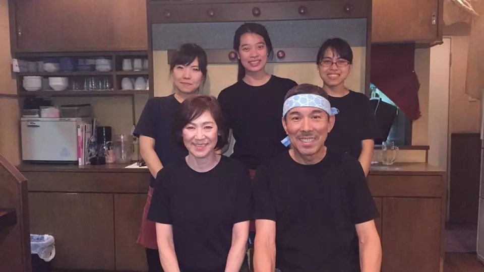 這是店主高橋。事實上，我在一家服裝專賣店工作了 28 年，直到 50 歲。然而，2003年，該公司突然破產。失業，換工作。當我從零開始培訓並成為我們店的老闆時，美國出現了瘋牛症問題！牛肉的價格上漲了五倍。仙台約一半牛舌專賣店關門或改變業態的時代，已經過了快15年了。我的妻子和全體員工將把店裡搞得熱鬧起來，歡迎顧客光臨！我的嗜好是高爾夫！