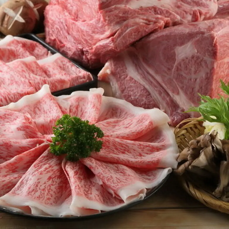 何不享受一下黑毛和牛自助餐的奢華呢？僅限期間，您可以盡情享用神戶牛肉。神戶牛肉的顯著特徵是其鮮豔而美麗的大理石花紋。加熱時，大理石花紋會分解並鬆動周圍的紅肉，從而改善質地。請享用神戶牛肉的醇厚口味和濃鬱口感。 ■【期間限定】神戶牛肉90分鐘自助餐套餐 7,980日圓