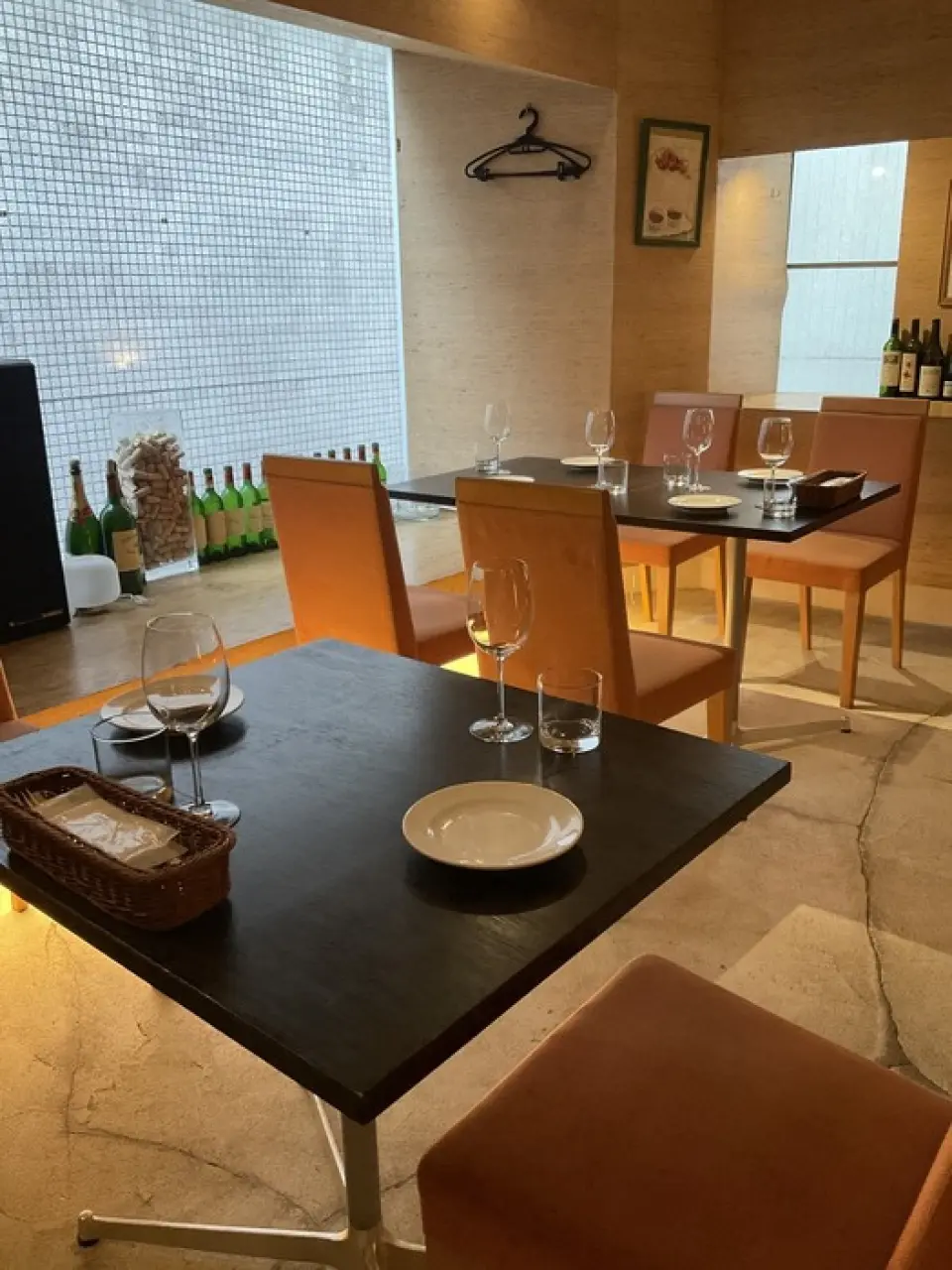 Located in an alley off Akasaka Street, our restaurant is truly like a hideaway. The large windows create an open atmosphere, and the warm lighting creates a relaxing atmosphere. In the semi-private rooms, which can accommodate 2-4 people, you can relax without worrying about the people around you. We also offer a complimentary aperitif at dinner time on Saturdays and Sundays. We can also reserve the restaurant for parties of 12 or more, allowing you to enjoy a special time just for you. Enjoy a relaxing and soothing time in a space suitable for a special occasion.