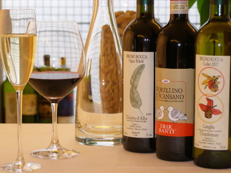 We have a wide selection of Northern Italian wines. The white wines are dry, while the red wines tend to have less fruitiness and more astringency. There are about 26 varieties, and bottles are also available at reasonable prices. The most popular are "Cannonau di Sardinia" and "Barbera Biemonte." For those who want to try a variety of varieties, we recommend the all-you-can-drink option. At lunch, we also offer coffee from the Italian brand "LAVAZZA." We can also suggest wines to go with your meal, so please feel free to contact us.