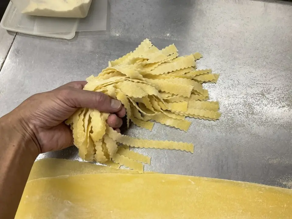 All courses come with homemade fresh pasta. We make pappardelle, a type of pasta with jagged edges, every day using strong flour. The most popular dish is our homemade spinach and mozzarella cheese pasta with tomato sauce. This unique sauce is made by simmering a lot of aromatic vegetables and adding spices. Using cooking techniques learned in Italy, we simmer the sauce for two hours. Please enjoy this painstakingly made pasta that we are proud of.