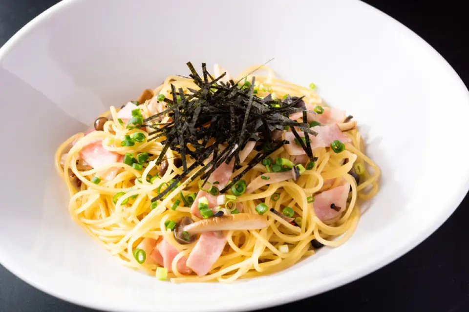 丰富的美食菜单中，招牌午餐菜单“美国沙朗牛排”和大人小孩的“一盘午餐”很受欢迎。每个星期二是男士节，星期四是女士节，午餐菜单上的部分菜品是半价。另外，晚餐有受欢迎的“钻石牛油果芝士汉堡”和“咖喱牛肉”以及开胃菜，主菜和甜品种类繁多，供您享用。